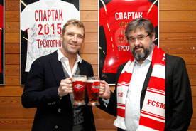 «Спартак» представил болельщикам золотой трофей на пивоваренном заводе партнера