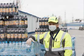 «Балтика» передаст 2200 бутылок воды и кваса находящимся на карантине и закупит для городских волонтеров 2000 медицинских масок и 4000 пар перчаток, чтобы обеспечить безопасную доставку продуктов одиноким пожилым людям в Новосибирске